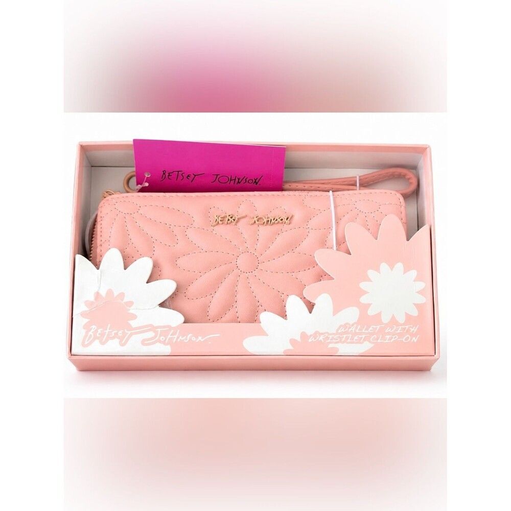Betsey Johnson NWT Pastel Pink Quilted Daisy Zip Around Wallet Wristlet Flower